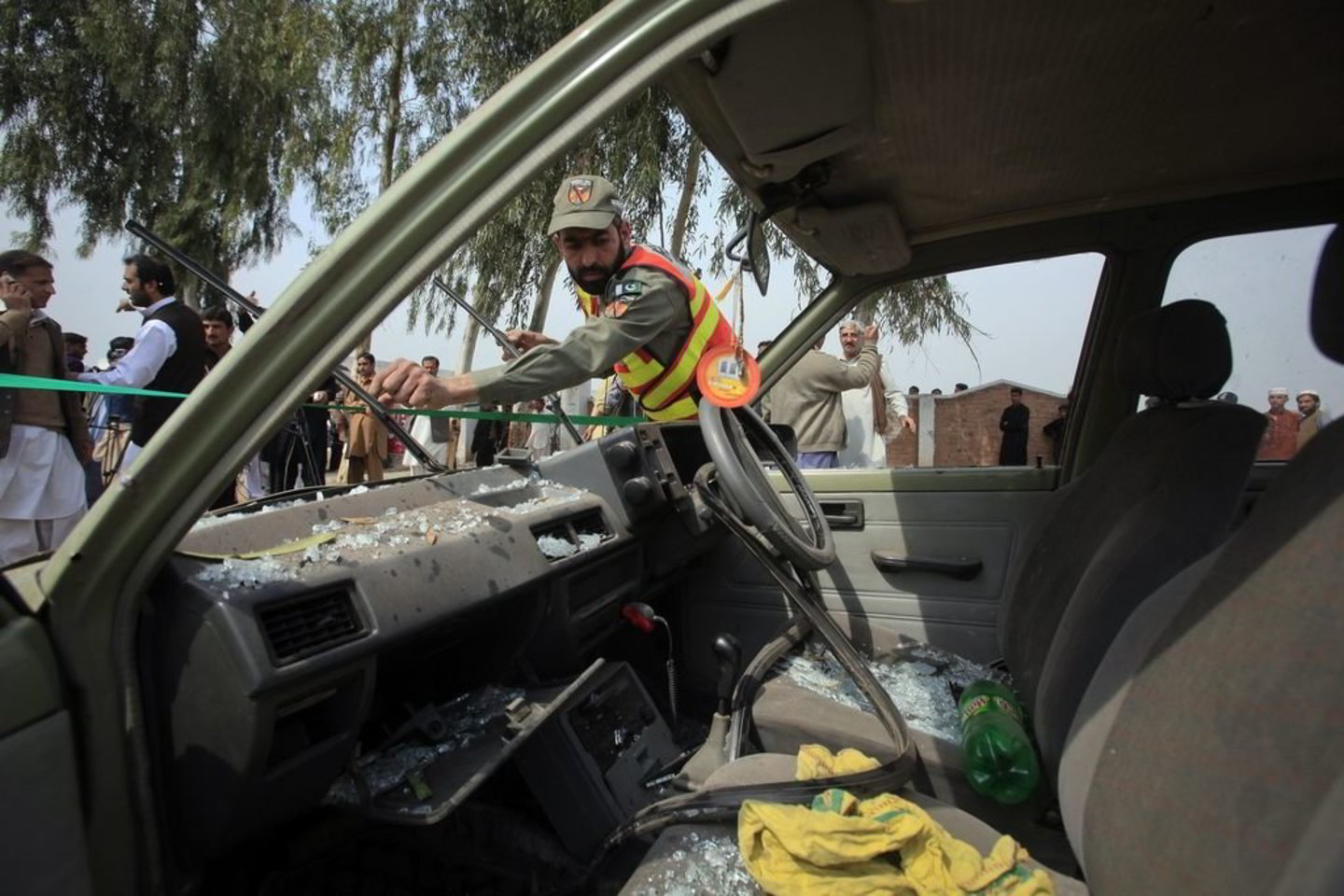 Oficialūs Pakistano specialiųjų tarnybų atstovai informavo, kad pirmasis smūgis buvo smogtas automobiliu važiavusiems teroristams.