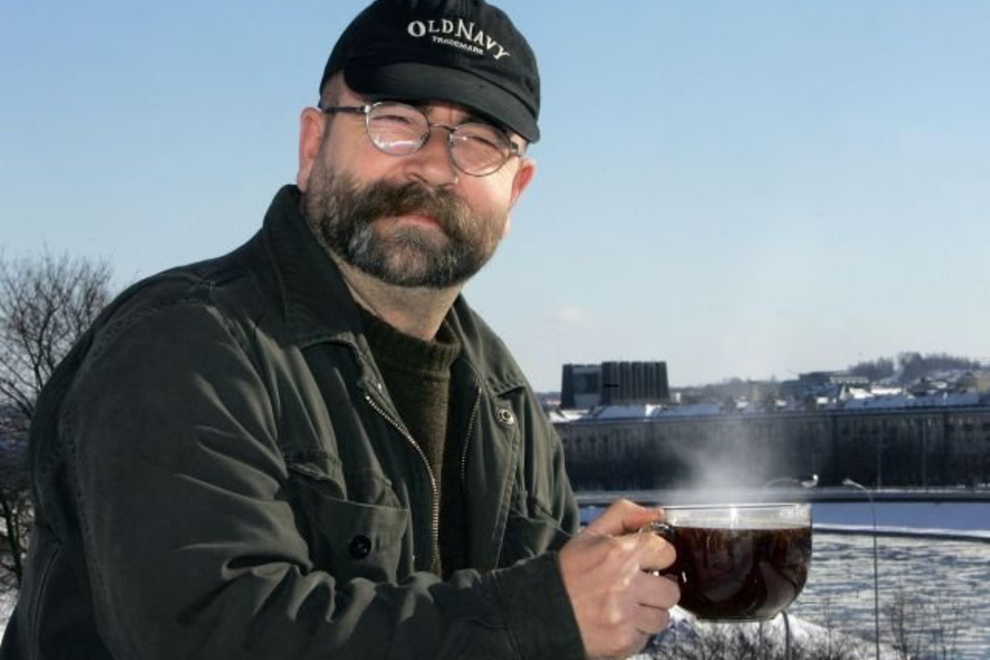 Vytautas Kernagis su savo mėgstamu puodeliu 2005 metais.