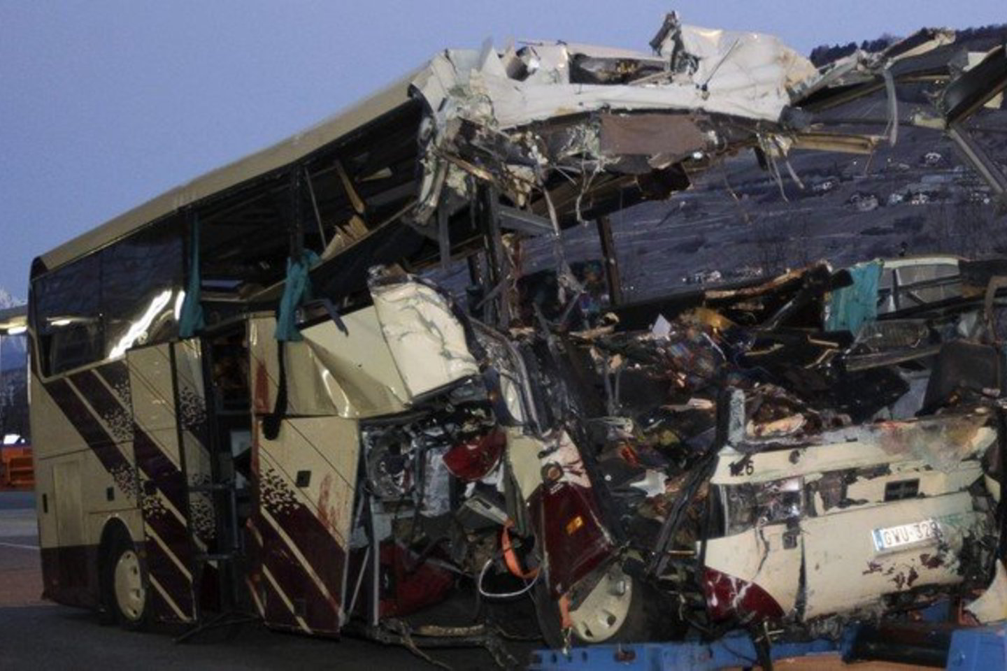 Avarijos vietoje autobusas buvo dešine puse, ta, kurioje yra durys, prisispaudęs prie sienos.