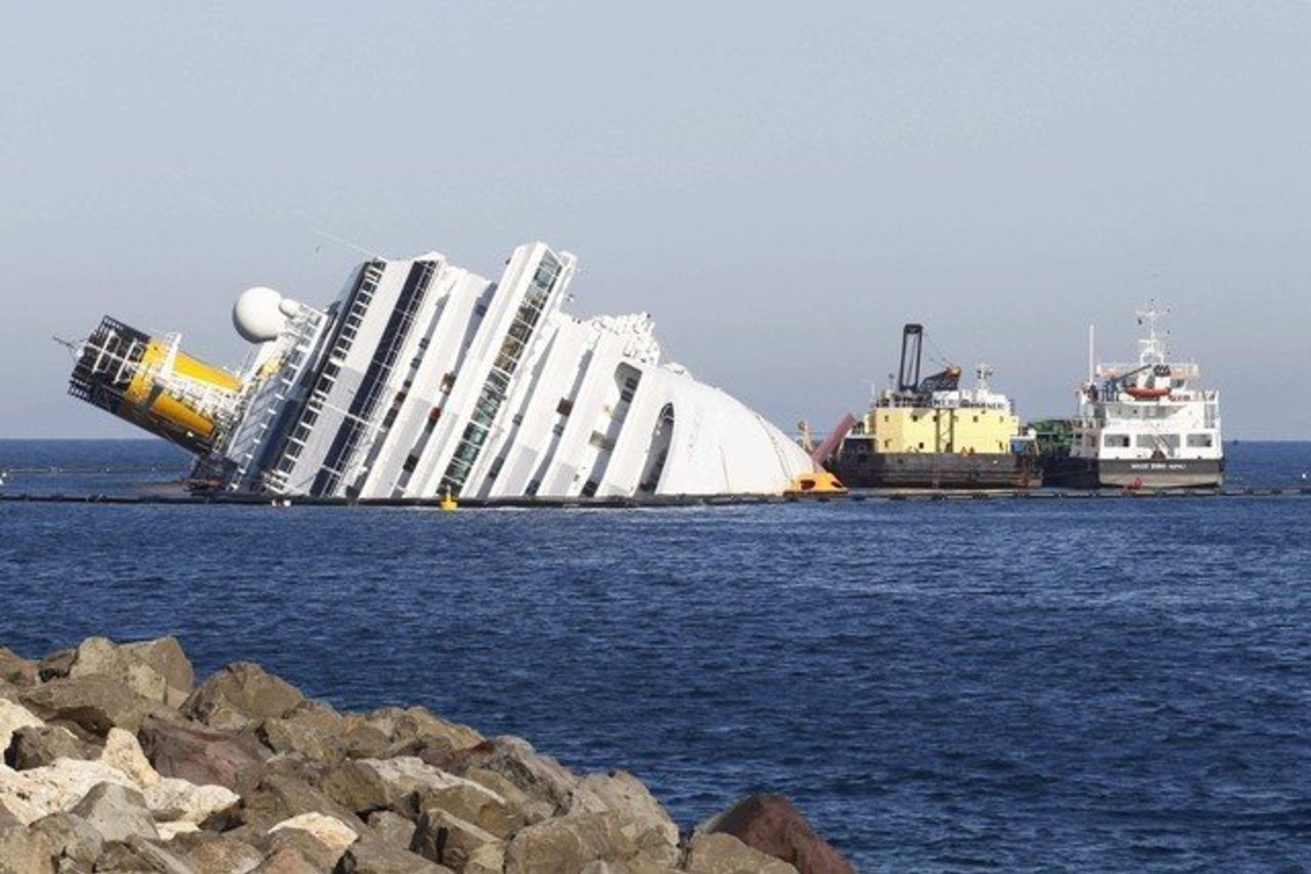 Kruizinis laivas „Costa Concordia“, kuriame buvo daugiau kaip 4,2 tūkstančio žmonių, sausio 13-ąją užplaukė ant uolų netoli Italijai priklausančios Džiljo salos.