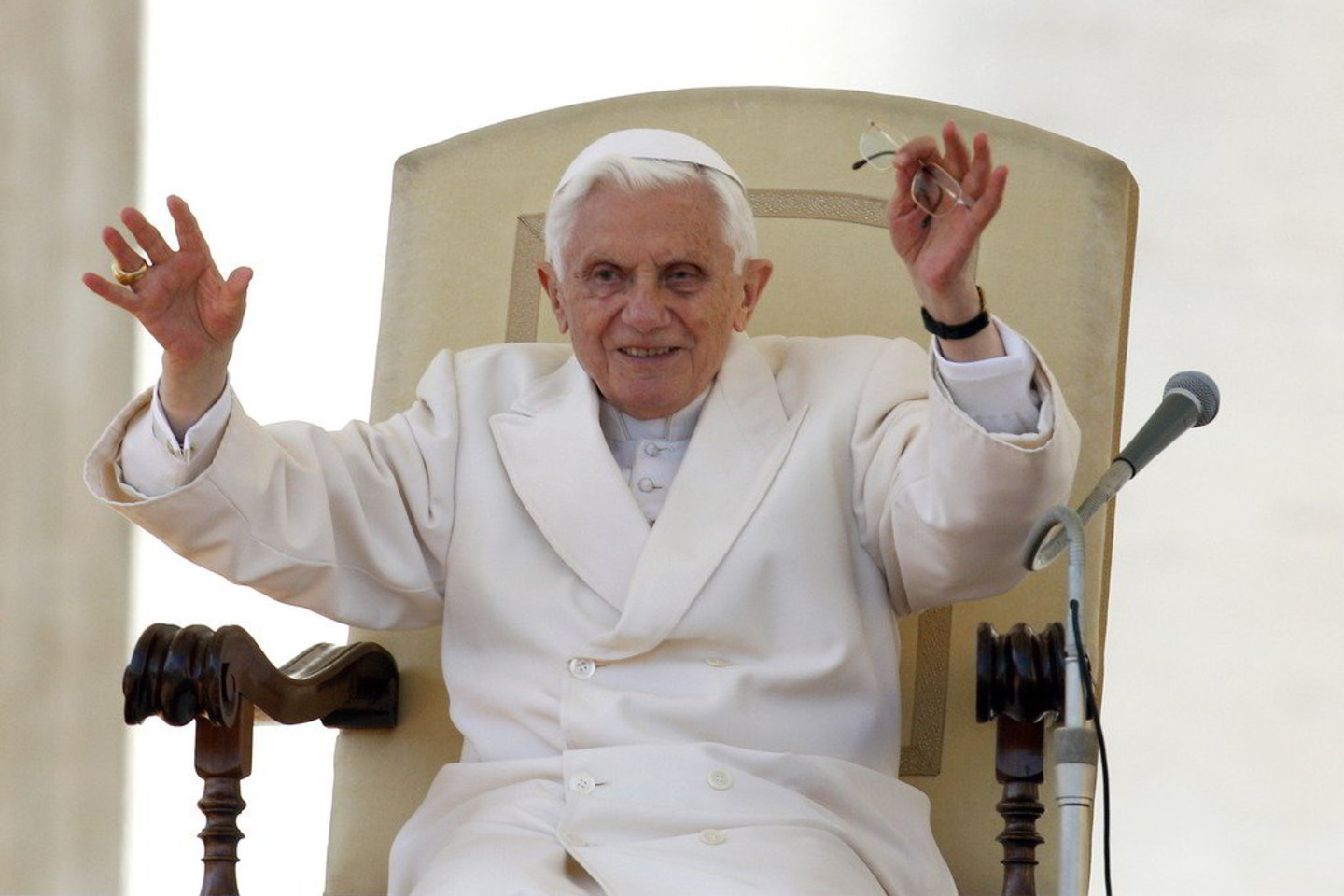 Popiežius Benediktas XVI sukalbėjo maldas už autobuso avarijos Šveicarijoje aukų - 22 vaikų ir šešių suaugusiųjų - artimuosius
