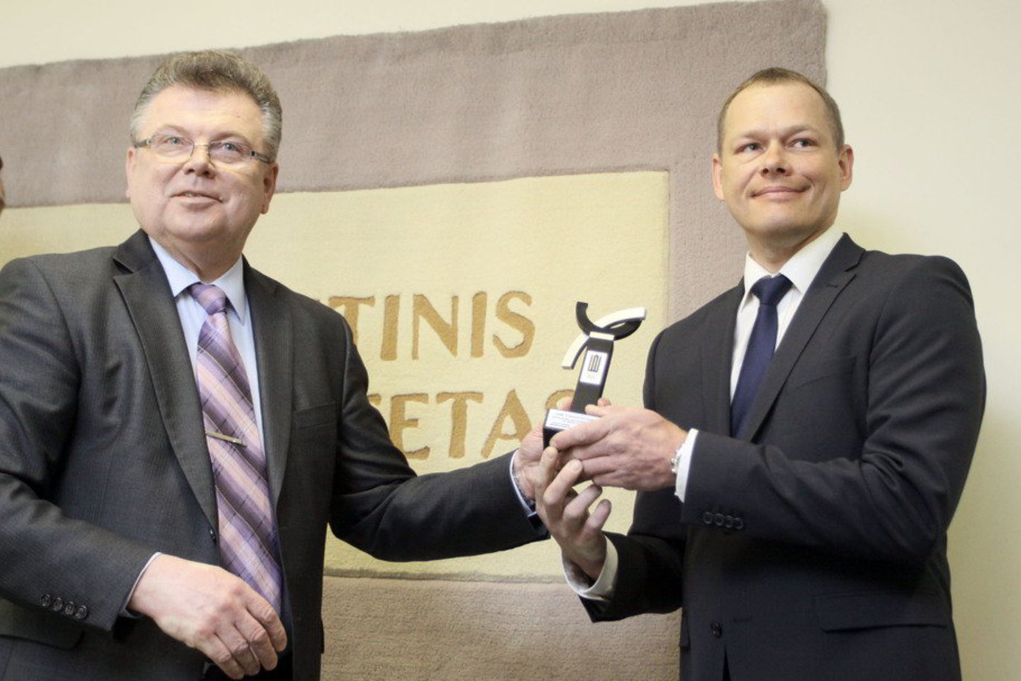 2011 metų Lietuvos kilnaus sportinio elgesio apdovanojimų pagrindinis prizas - Lietuvos tautinio olimpinio komiteto (LTOK) statulėlė skirta Dakaro ralį Pietų Amerikoje įveikusiam motociklininkui Gintautui Igariui.
