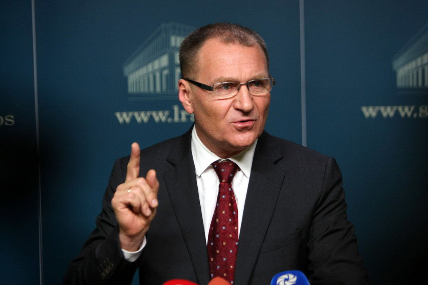 „Pasikeitėme nuomonėmis. Nieko daugiau nekomentuosiu“, - atsakydamas į visus žurnalistų klausimus kartojo A. Čaplikas.