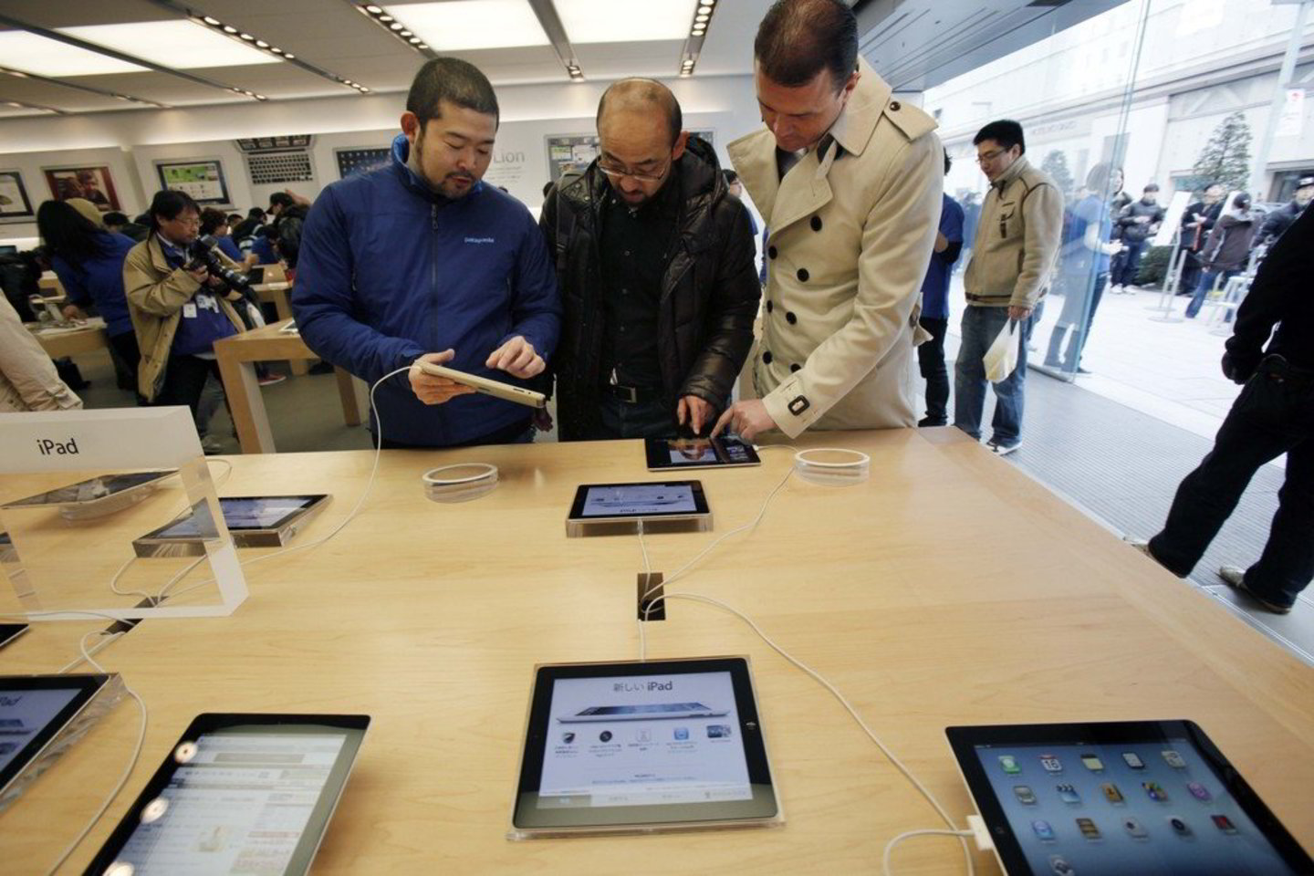 Penktadienį Azijoje pradėta prekiauti naujaisiais „Apple“ planšetiniais kompiuteriais „iPad 3".