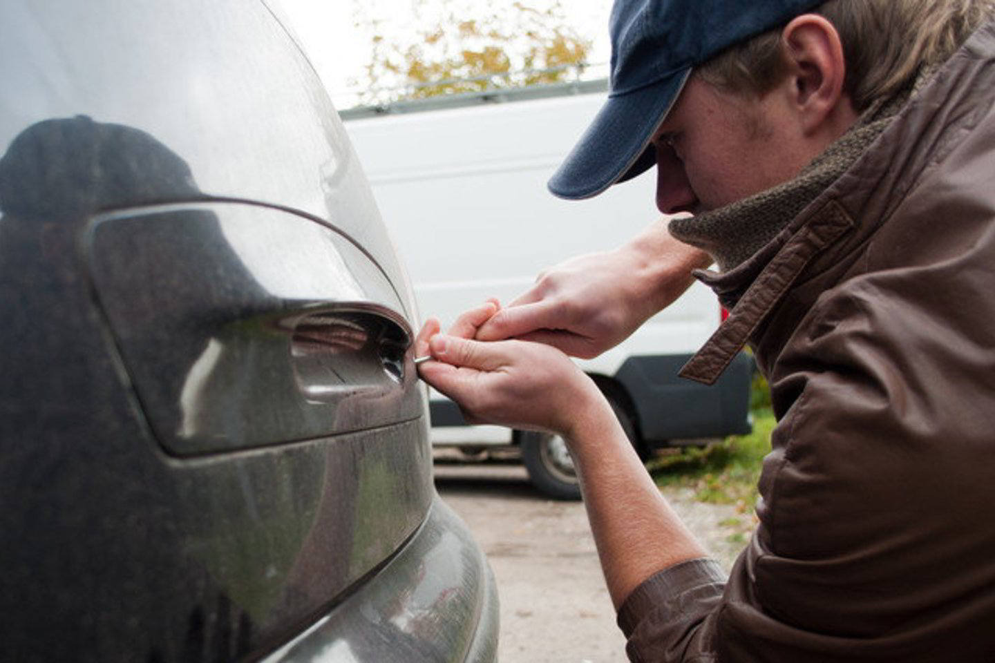 Vagis automobilio dureles atidarinėjo atsuktuvu.
