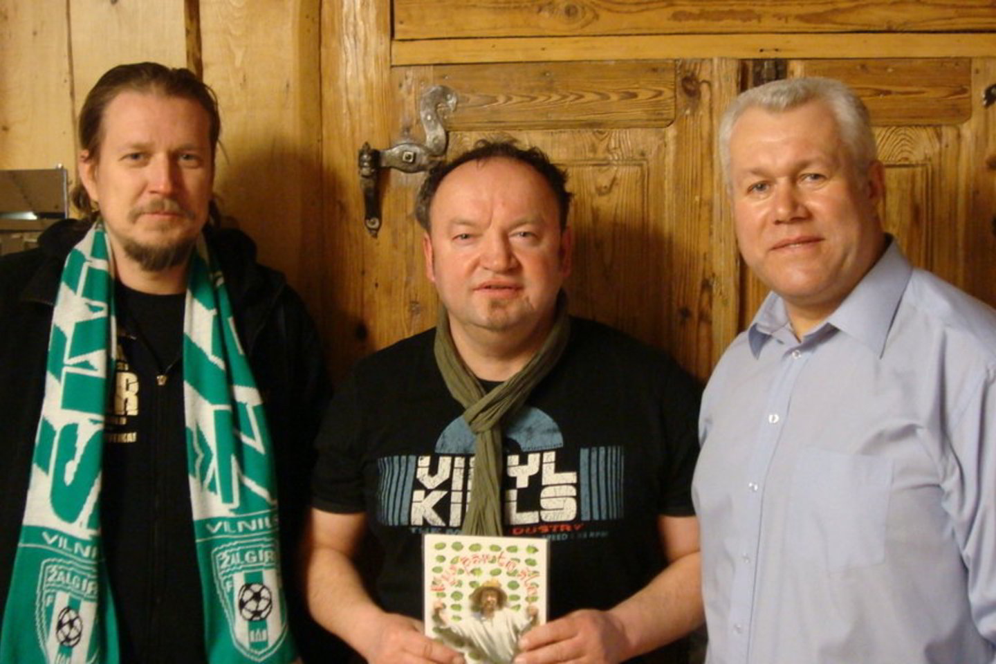 Naujo dokumentinio kino filmo apie lietuvišką alų pristatymo metu – (iš kairės) V. Laurinavičius, režisierius A. Barysas ir aludaris V. Perevičius.