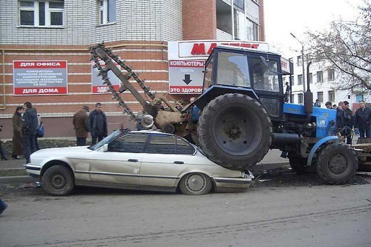 Traktoriai su didžiuliais pjūklais suniokojo automobilius.