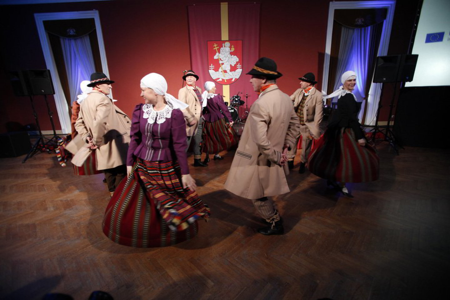 Senjorams koncertavo liaudiškų šokių kolektyvas „Neris“.