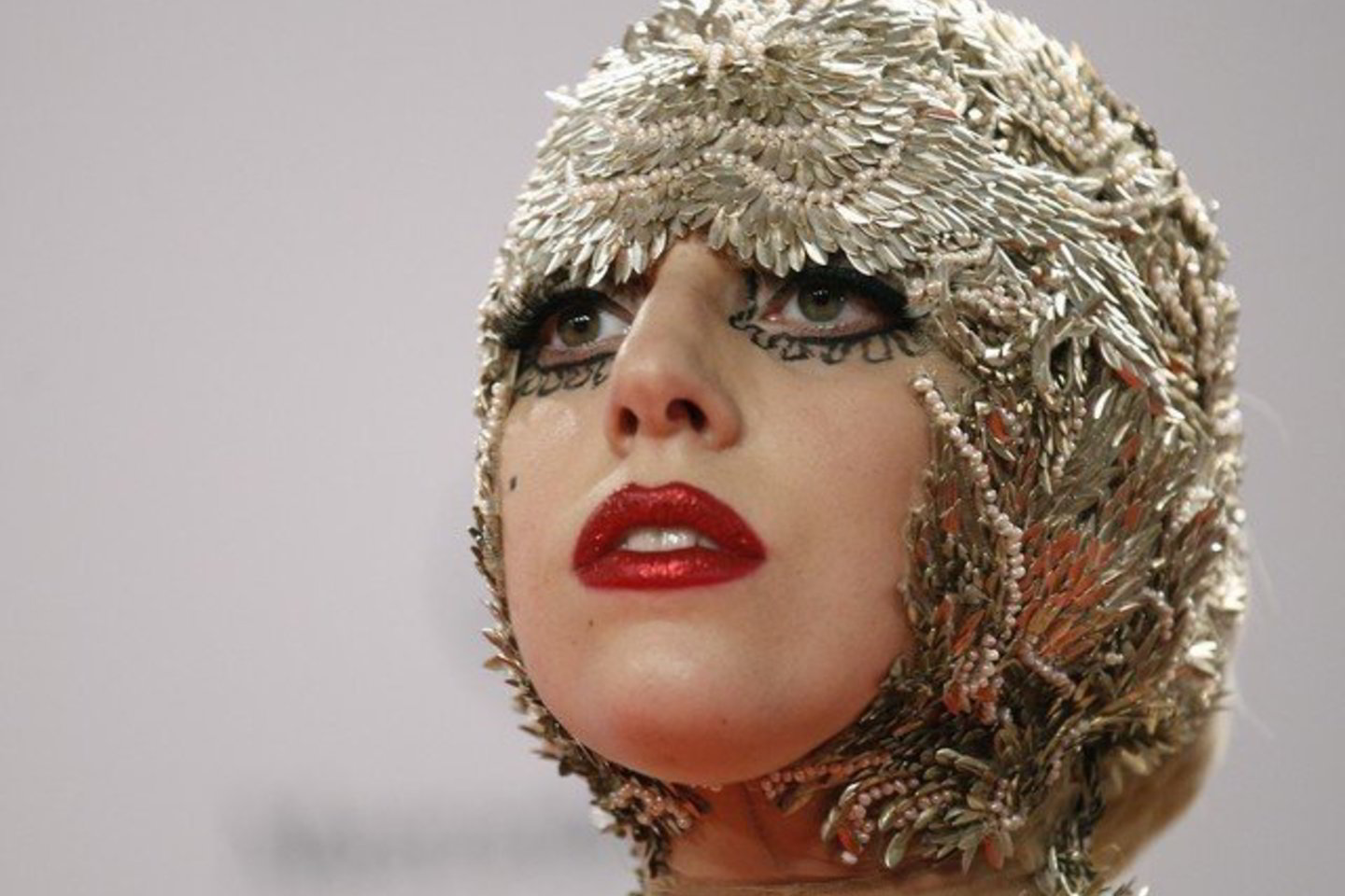 Popmuzikos superžvaigždė Lady Gaga ragina savo gerbėjus pademonstruoti kūrybingumą ir sukurti marškinėlius.