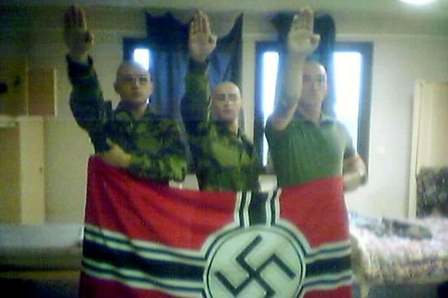 Manoma, kad žydų vaikų žudynes galėjo surengti buvę Prancūzijos armijos kariai, pašalinti iš kariuomenės dėl savo simpatijų neonaciams.