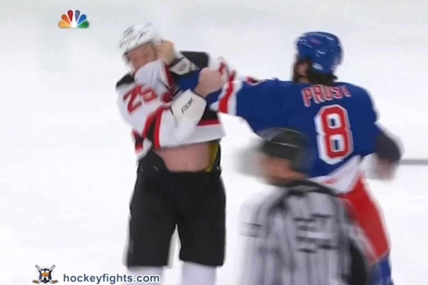 Tyli neapykanta tarp „Devils“ ir „Rangers“ komandų pirmadienį išsiliejo į muštynes.