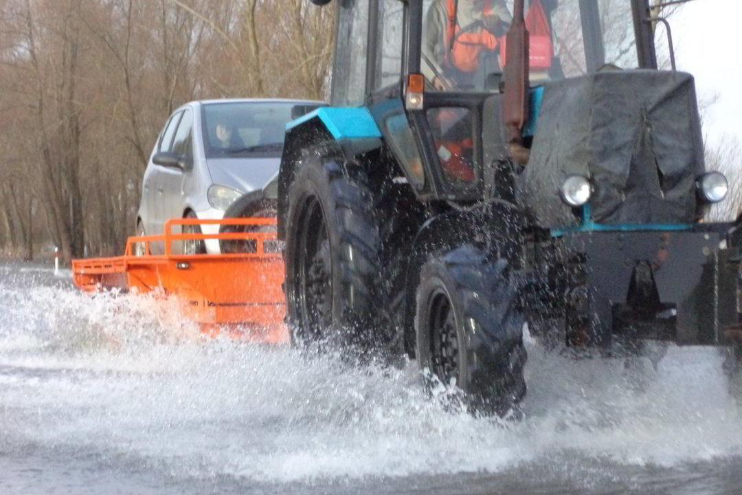 Kelyje iš Rusnės potvynis jau rikiuoja automobilius į eilę prie tralų