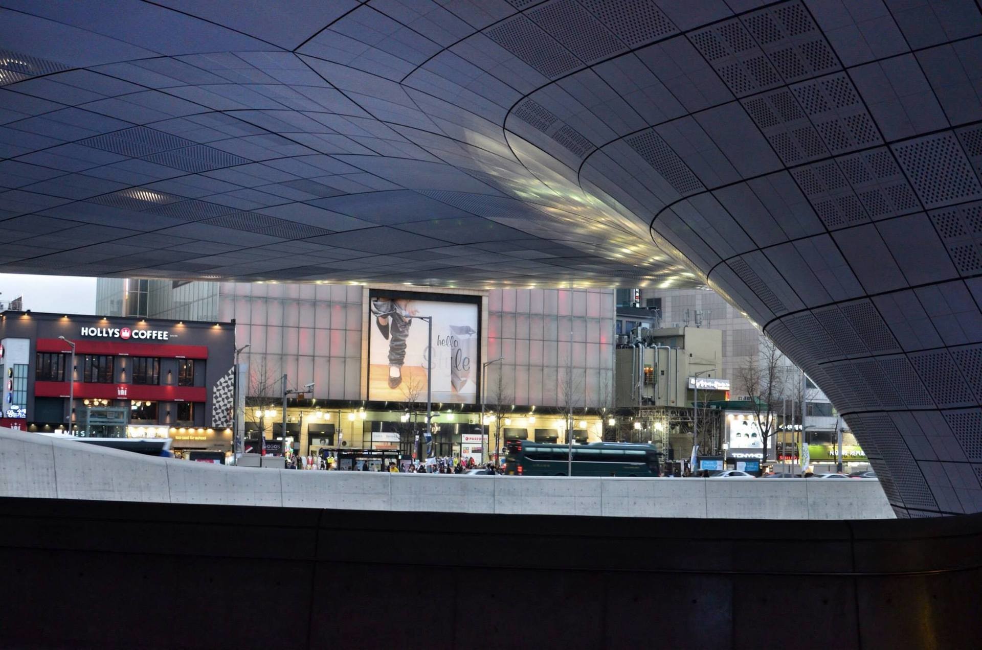 Kainavo milijardus, o viduje žmones pykina nuo lenktų sienų