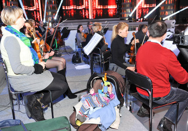 Smuikininkė keturių mėnesių kūdikį nešasi ir į koncertus