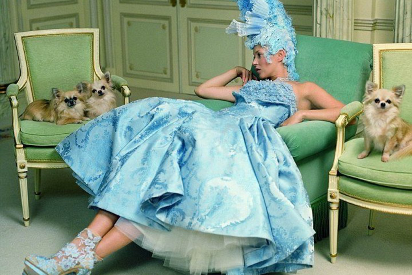 Manekenė K. Moss prabangiame „Ritz“ viešbutyje pozavo vilkėdama Coco Chanel drabužius.