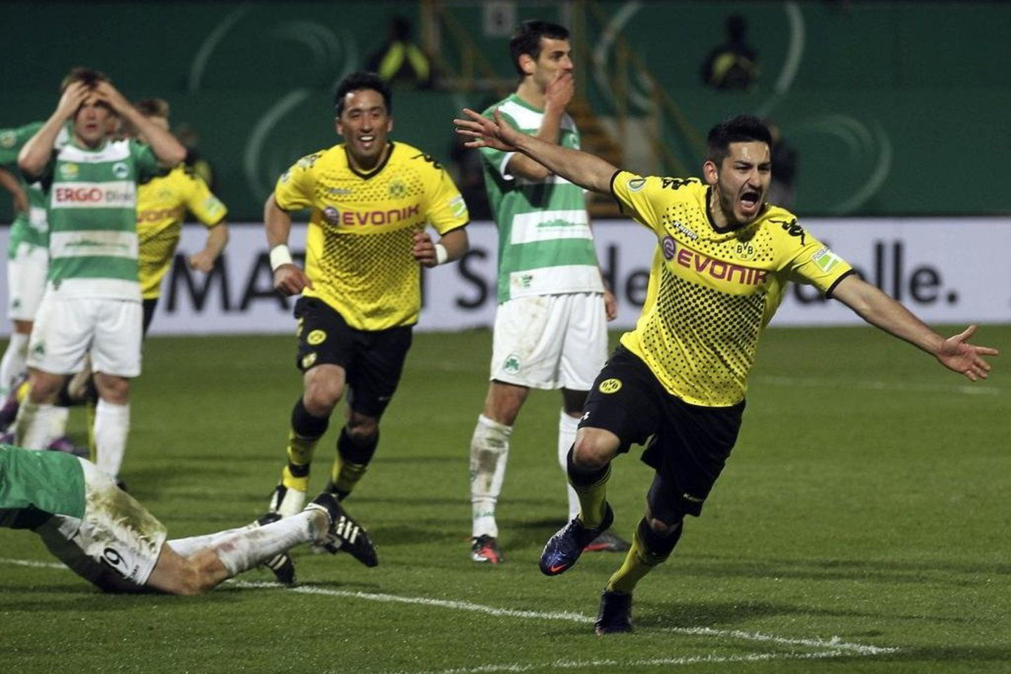 „Borussia“ išplėšė pergalę kurioziniu įvarčiu