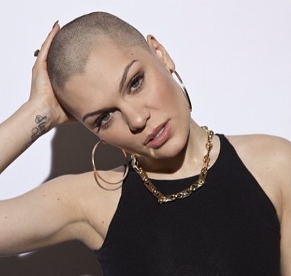 Plikai galvą nusiskutusi dainininkė Jessie J šokiravo gerbėjus