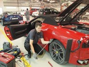 Dubajuje arabų šeichai superautomobilius patiki taisyti lietuviui