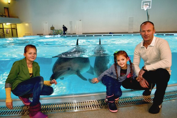 Delfinų treneris T.Lebeckis delfines kviečia savo dukrų vardais
