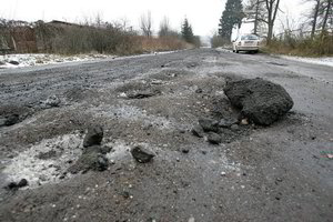 Kantrybės lašai žvyrkelio duobėse