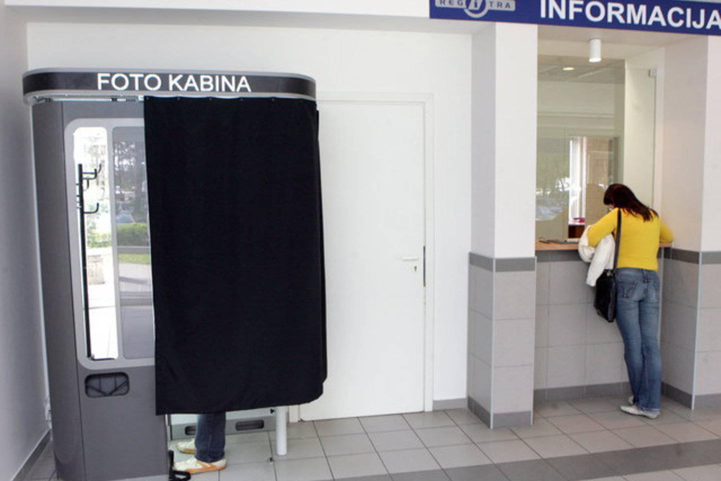 Valstybės įmonė „Regitra“ nuo 2012 metų kovo 22 dienos laikinai nepriima prašymų keisti pradedančiojo vairuotojo pažymėjimų, kurių galiojimas baigiasi 2012 metų balandžio 1 dieną ir vėliau.