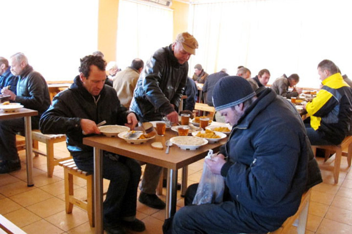 Bėdžiai džiaugėsi jiems atitekusiu kalinių maistu.