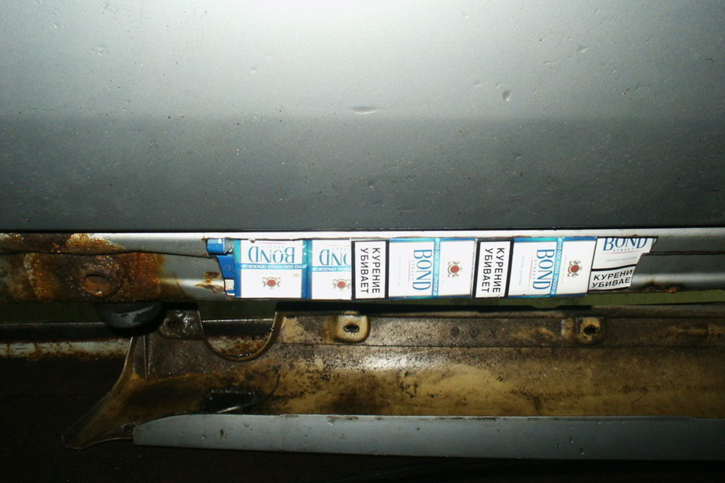 Pareigūnai automobilio slenksčiuose išpjautose ertmėse aptiko paslėptus 660 pakelių cigarečių.