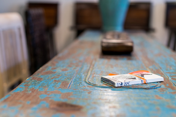 Šeima prekiaus iš traukinių bėgių ir valčių pagamintais baldais