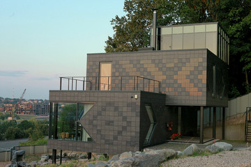 Jaunas architektas nustebino Kauną: namą apjuosė tautine juosta