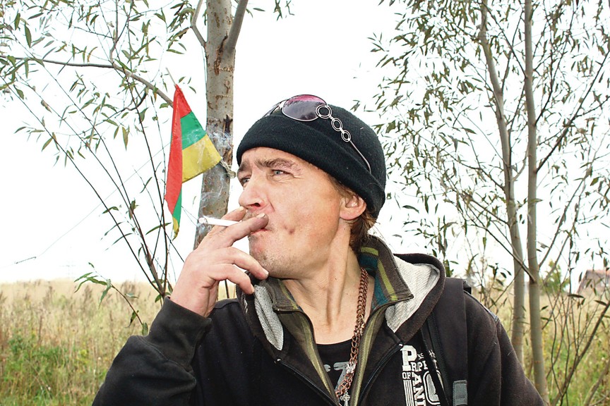 Britas rauda vejamas iš lūšnyno Lietuvoje