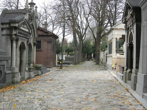 Užrašas ant antkapio: „Mirė bastydamasis Paryžiuje“