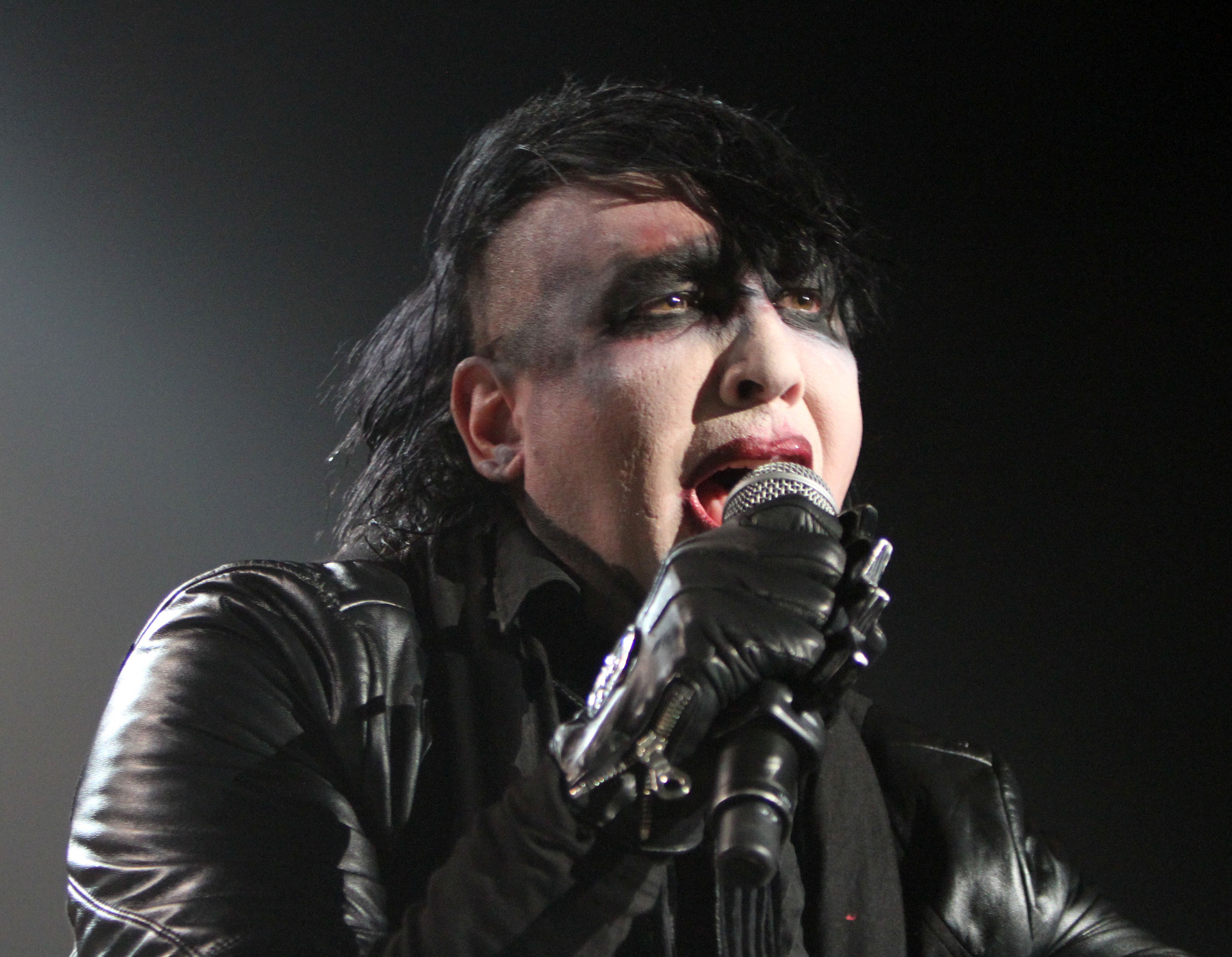 M. Mansono klipe – viską ryjantis vamzdis ir moteris be spenelių