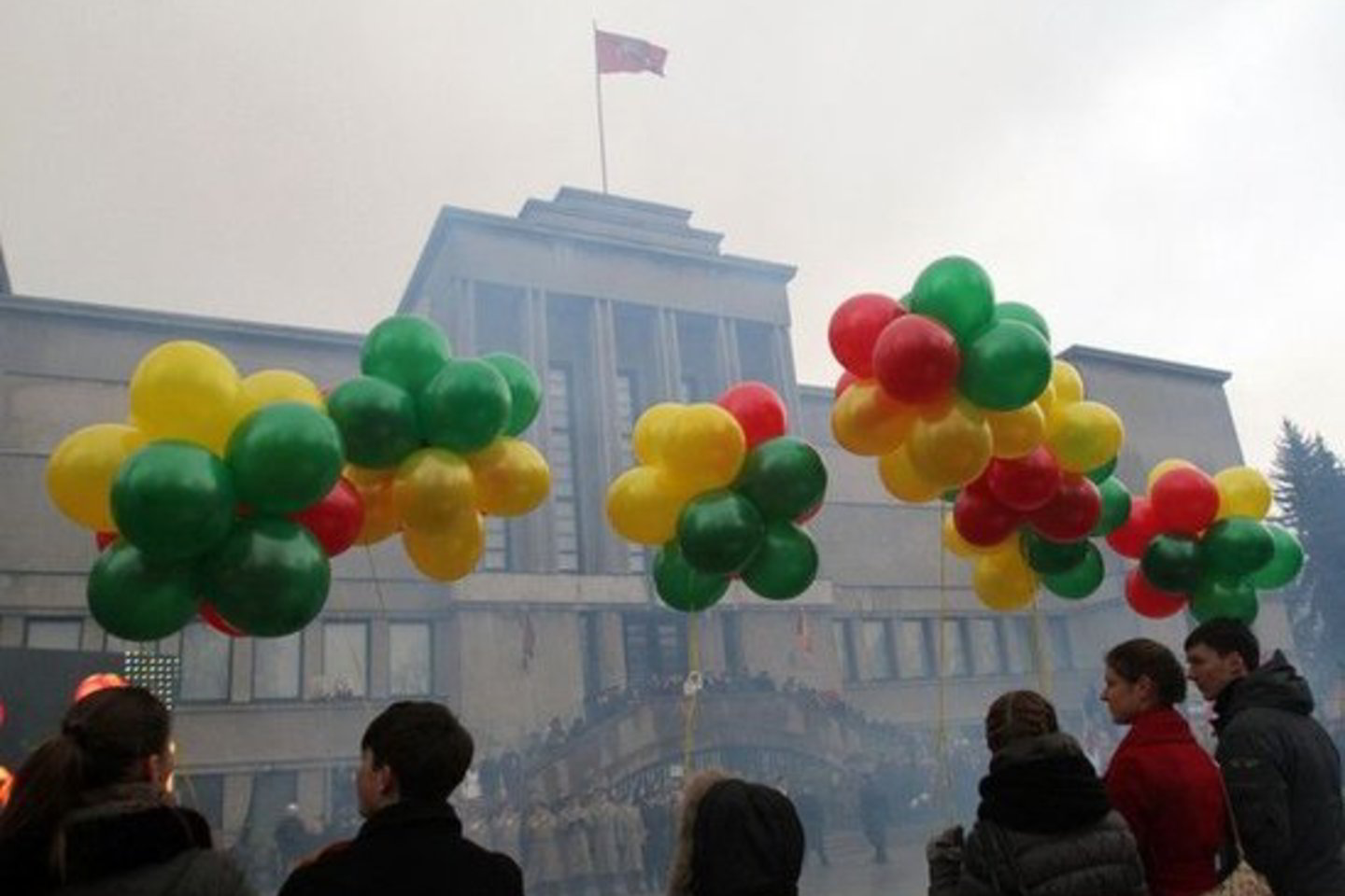 Visuotinis susirinkimas pabrėžia, kad „įvairūs kai kurių įstatymų leidžiamosios valdžios atstovų raginimai protestuoti prieš teisinę sistemą griauna teisinės valstybės pagrindus bei dirbtinai kelia visuomenės nepasitikėjimą valstybe ir jos institucijomis.“
