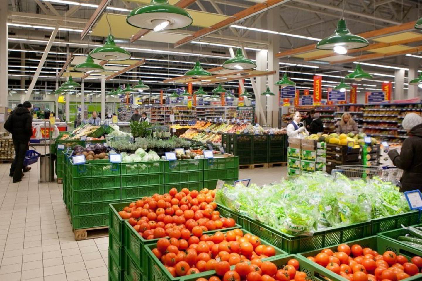 Prekybininkų teigimu, šiemet daržovės pigesnės nei pernai, nebrango ir vaisiai.