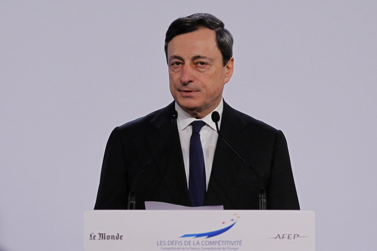 „Graikams teks susitaikyti, jog gyvenimo lygis artimiausiu metu smuks, atlyginimai visuose sektoriuose mažės“, - sakė M. Draghi.