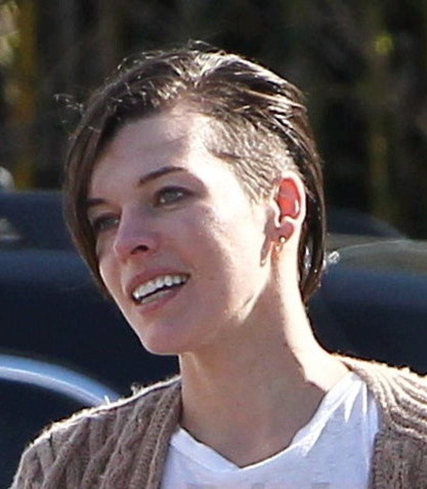 Kino aktorė Milla Jovovich daugelį nustebino, pasirodžiusi Los Andžele pusiau nuskusta galva.