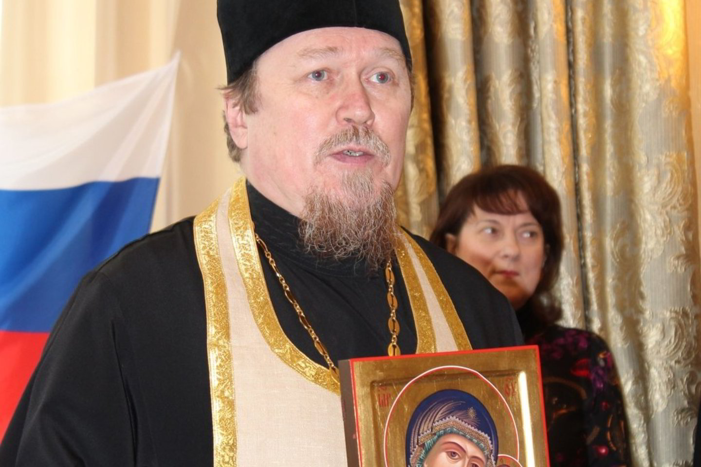 Mokyklos direktorius V.Artamonovas prieš pamokas kartais dar atlaiko pamaldas cerkvėje.