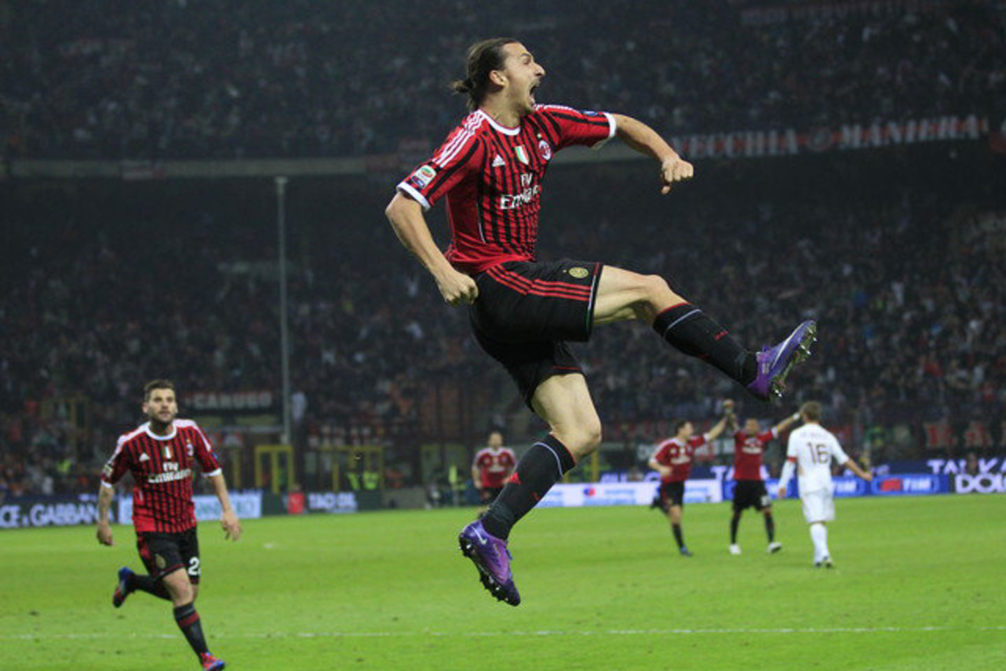 "AC Milan" (raudona ir juoda spalvos) ir "Roma" mačo akimirkos.