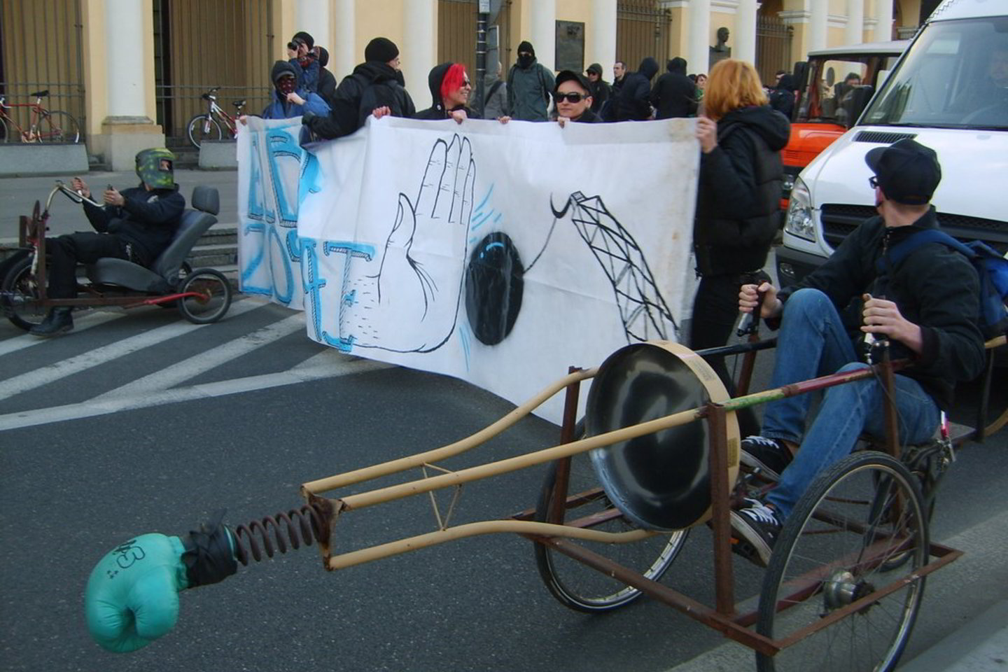 Protesto dalyviai sukėlė daug triukšmo.