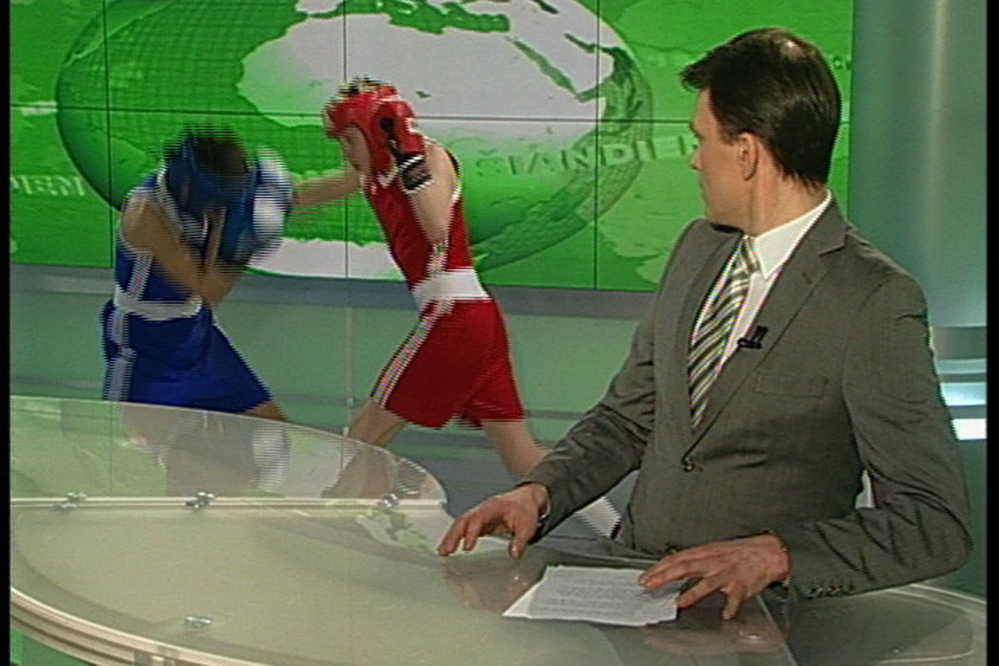 Lietuvos televizijoje virusas iš tikrųjų siaučia, tik ne pavasarinis, o sportinis. Įvairių sporto šakų atstovai, netikėtai pasirodantys laidose ir demonstruojantys savo sugebėjimus bei triukus, — būsimųjų karštų sporto transliacijų pranašai.