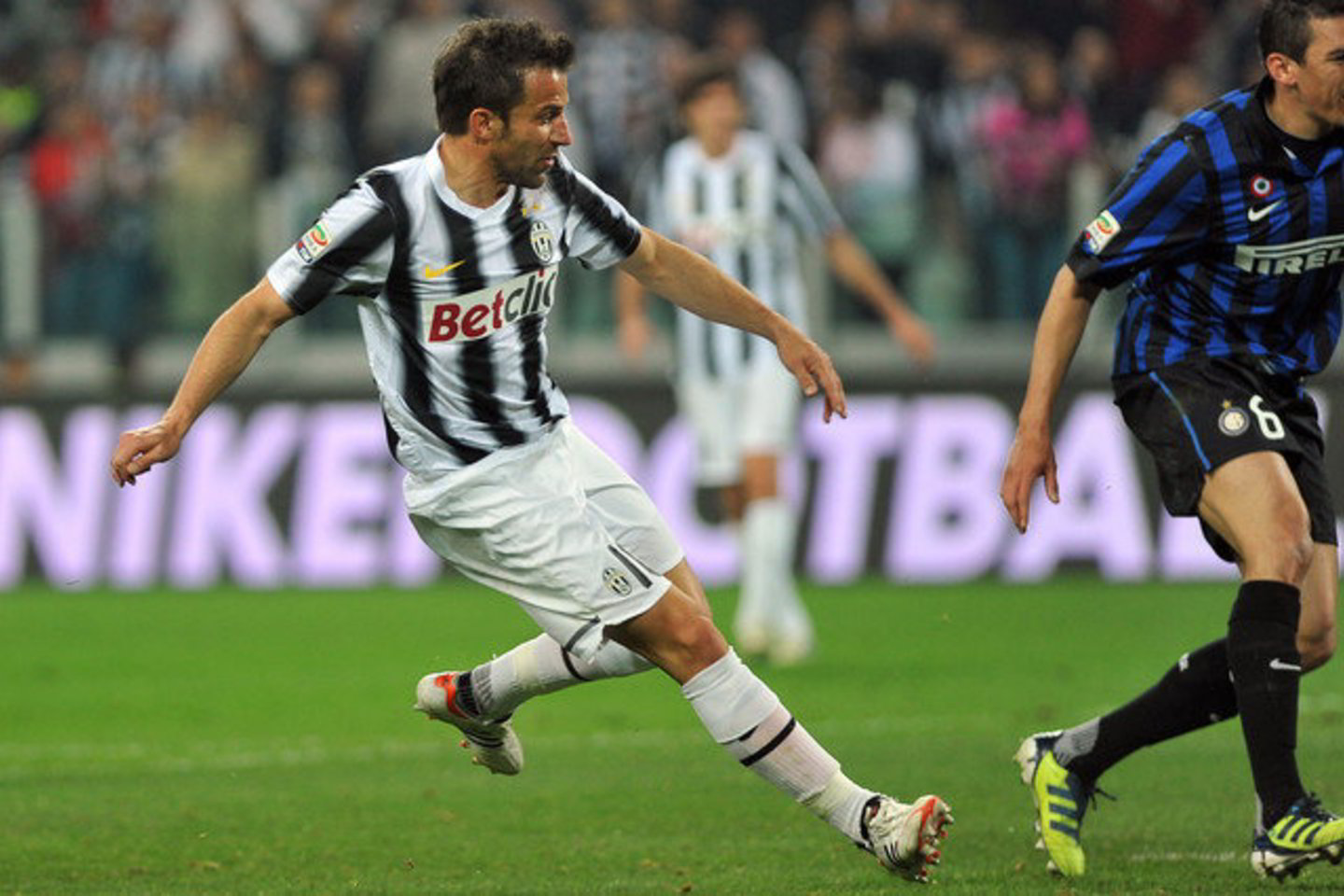 "Juventus" (juoda ir balta spalvos) nugalėjo "Inter".