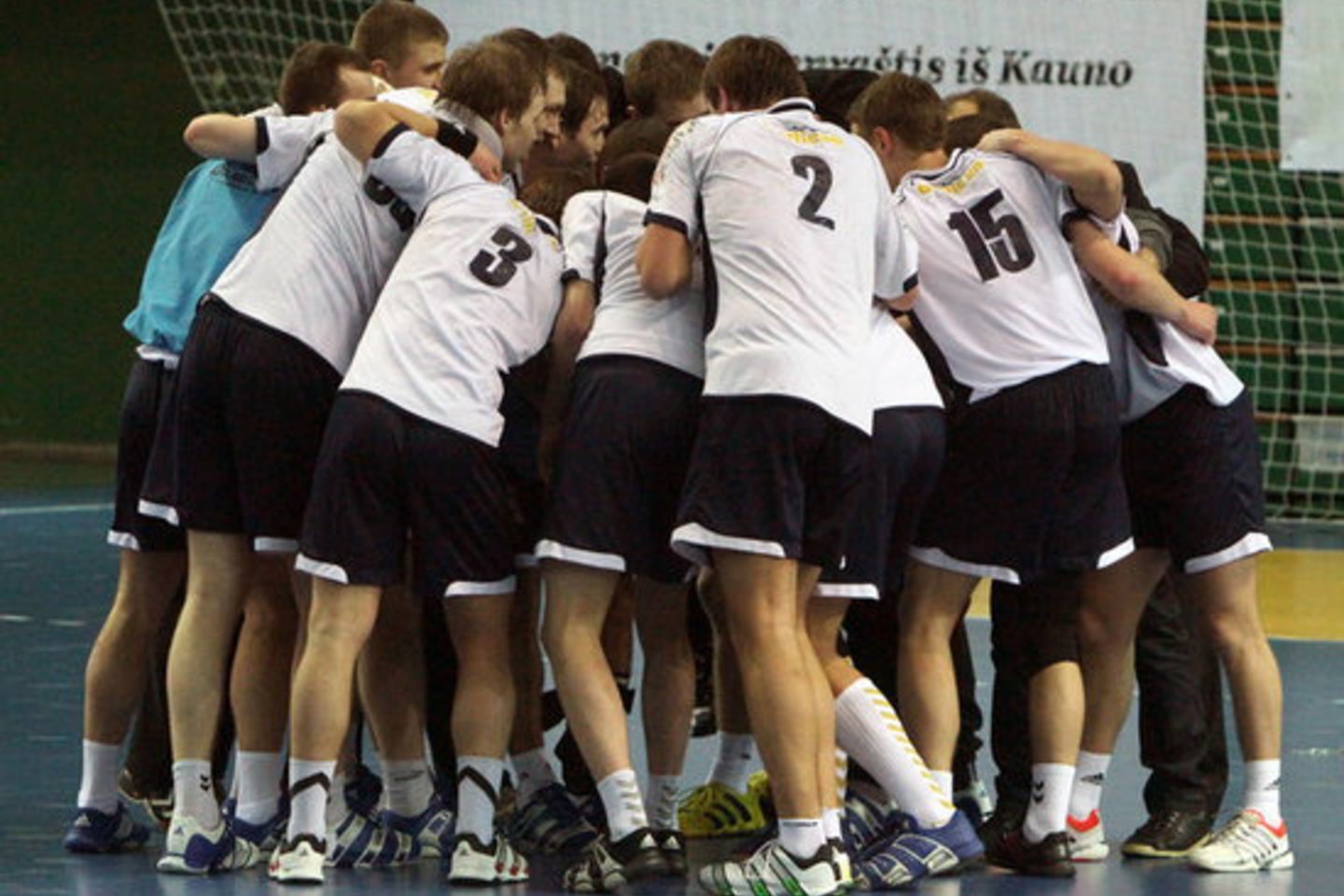 Lietuvos čempionai uostamiesčio rankininkai 32:25 (21:11) atsirevanšavo vilniečiams už prieš tris dienas patirtą pralaimėjimą šalies čempionato XXIX-ame ture rezultatu 26:28(12:18).