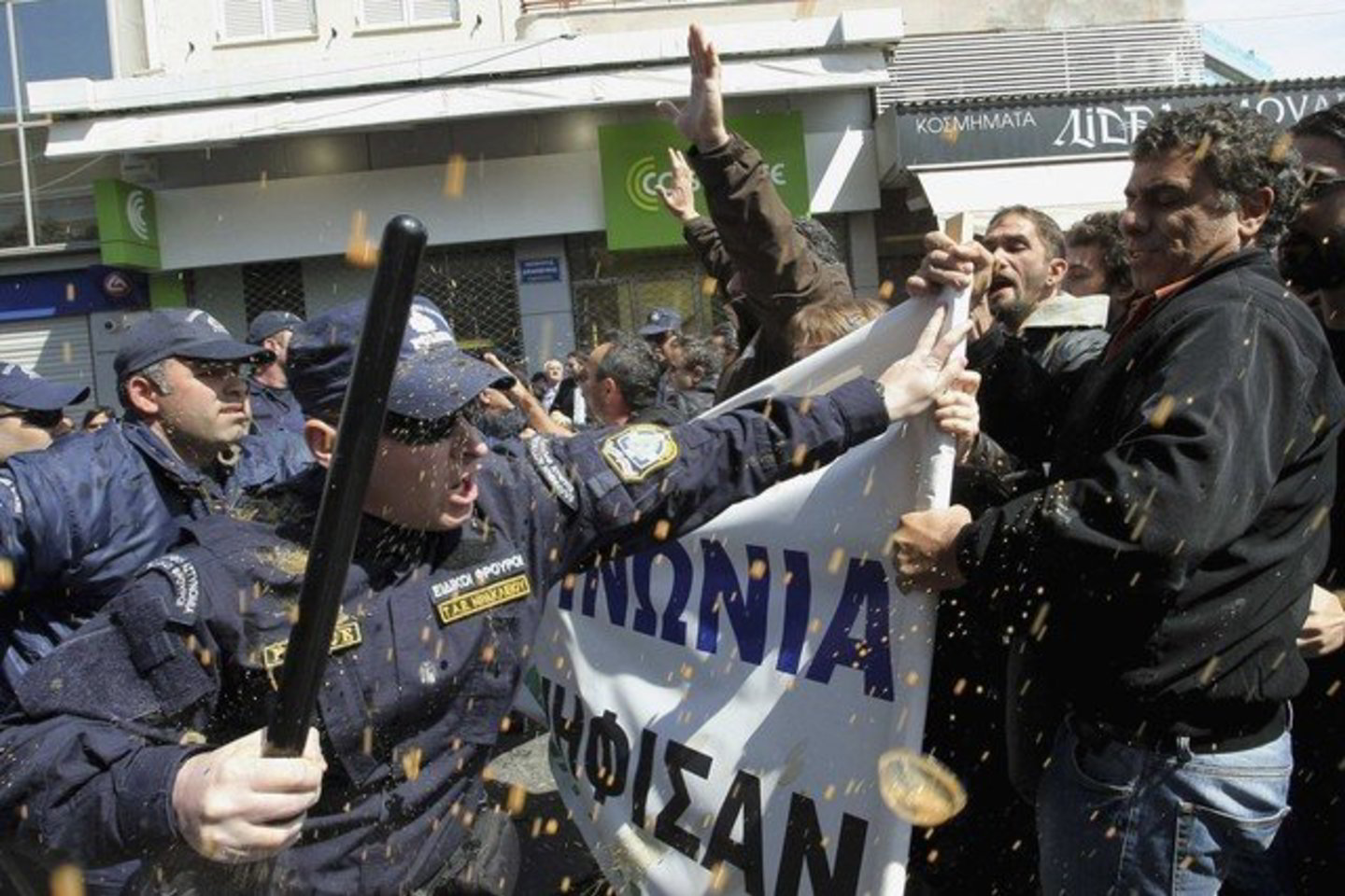 Protesto akcijos vyko ir vakarinėje bei šiaurinėje Graikijos dalyse.