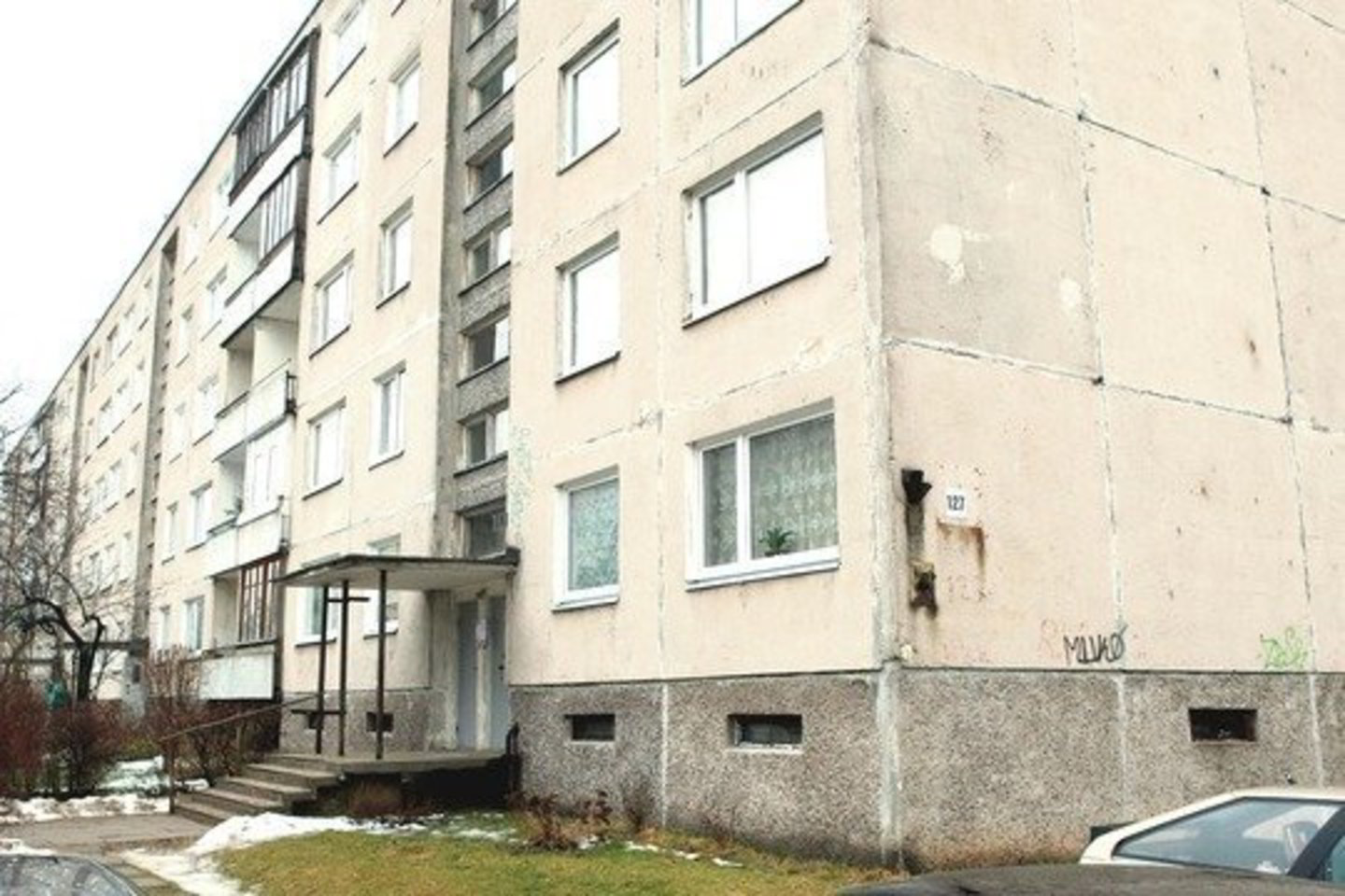 Gyventojai piktinasi, kad važiuojant gatve jų daugiabučio numerio nematyti.