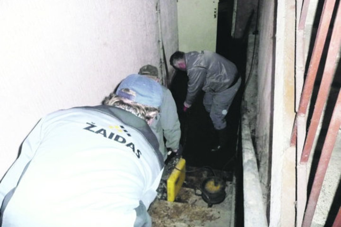 Avarinės tarnybos meistrai darbavosi trejetą valandų, kol iš rūsio išsiurbė srutas.