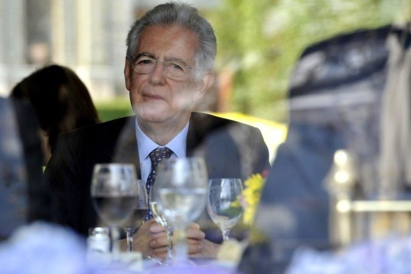 Italijos ministras pirmininkas M. Monti užsiminė, kad Ispanijai sunkiai sekasi kontroliuoti savo finansus.