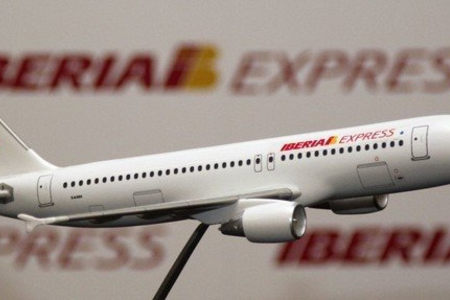 Pigių skrydžių bendrovė „Iberia Express“ turi 500 darbuotojų ir keturis „Airbus A320“ lėktuvus.