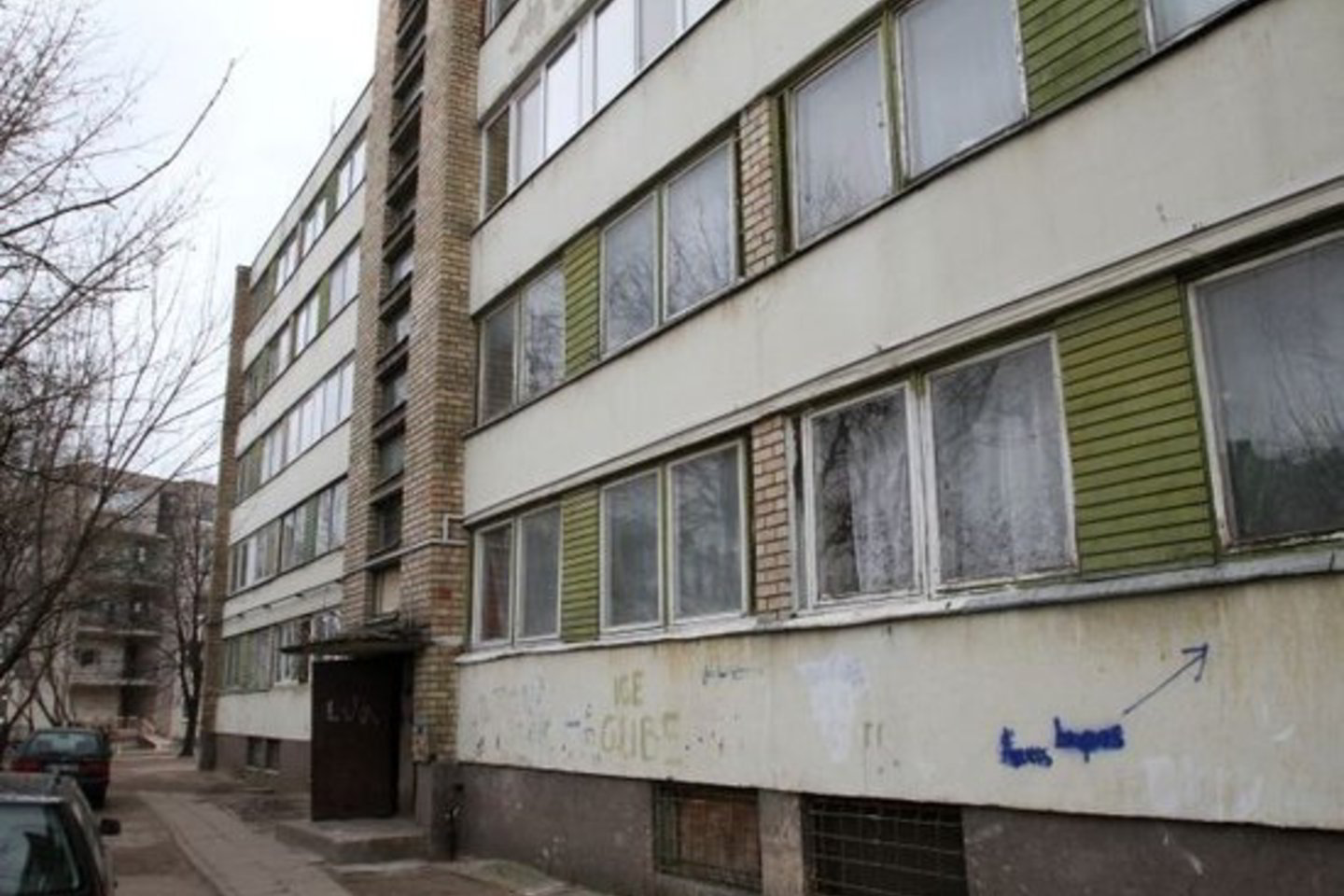 Vilijampolės rajone, Lampėdžių gatvėje, esančiame daugiabutyje gyveno gaisre žuvęs M. Skruodis.