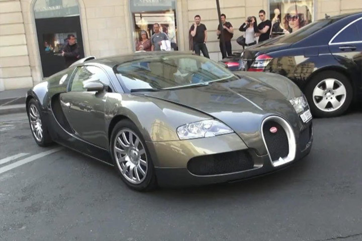 31 metų futbolininkas Samuelis Eto'o, ko gero, yra vienintelis Kamerūno pilietis, važinėjantis brangiausiu pasaulyje automobiliu „Bugatti Veyron EB 16.4“.