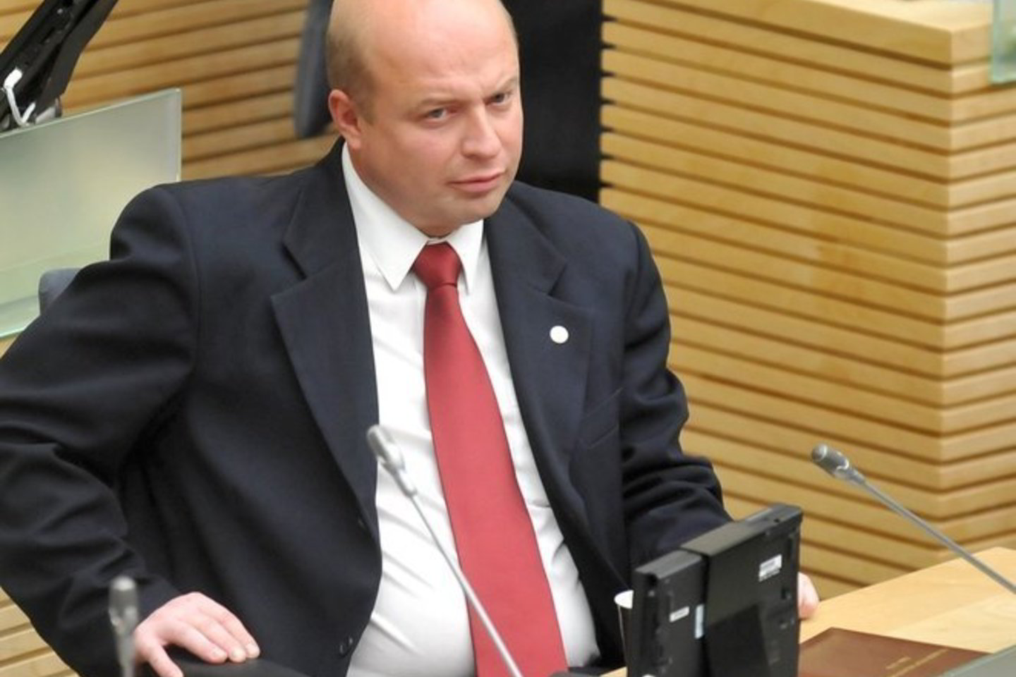 Seimo nario V. Babiliaus nuomojamas automobilis pateko į avariją. Spėjama, kad politikas neblaivus vairavo visureigį.